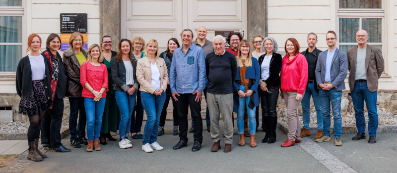 Gruppenfoto des Teams der Drogenberatung. Insgesamt sind 20 Personen des Teams am Foto abgebildet. Gruppenfoto des Teams der Drogenberatung. Insgesamt sind 20 Personen des Teams am Foto abgebildet.